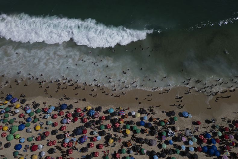 Personas en la playa de Ipanema, en Río de Janeiro, el domingo 16 de febrero de 2025. (AP Foto/Bruna Prado)