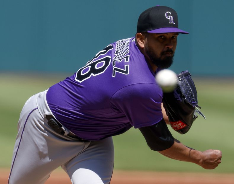 ARCHIVO - Foto del 26 de abril del 2023, el abridor de los Rockies de Colorado Germán Márquez lanza ante los Guardianes de Cleveland. El viernes 8 de septiembre del 2023 firma un acuerdo de dos años con los Rockies y seguirá con el equipo tras someterse a una cirugía Tommy John. (AP Foto/Ron Schwane, Archivo)