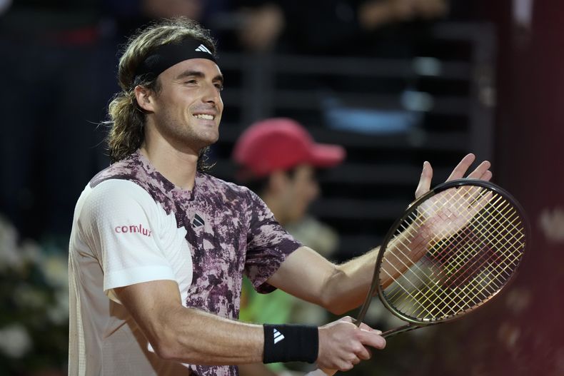 Stefanos Tsitsipas celebra tras derrotar a Borna Coric durante el duelo de cuartos de final del Abierto de Italia, el jueves 18 de mayo de 2023, en Roma. (AP Foto/Andrew Medichini)
