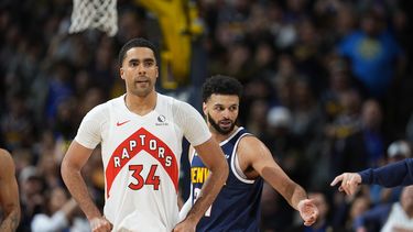 ARCHIVO - Jontay Porter (34), de los Raptors de Toronto, y Jamal Murray (27), de los Nuggets de Denver, durante la segunda mitad del partido de baloncesto de la NBA, el lunes 11 de marzo de 2024, en Denver. La NBA suspendió a Porter el miércoles 17 de abril de 2024 después de que una investigación de la liga encontró que compartió información confidencial y apostó en partidos. (AP Foto/David Zalubowski, Archivo)