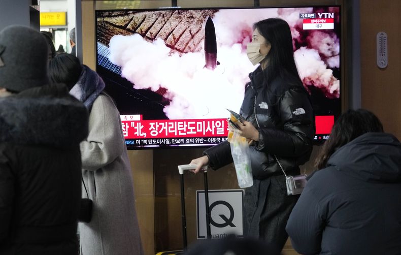 Imágenes de archivo del lanzamiento de un misil norcoreano son transmitidas en un programa noticioso, el lunes 18 de diciembre de 2023, en la estación de trenes de Seúl, Corea del Sur. (AP Foto/Ahn Young-joon)