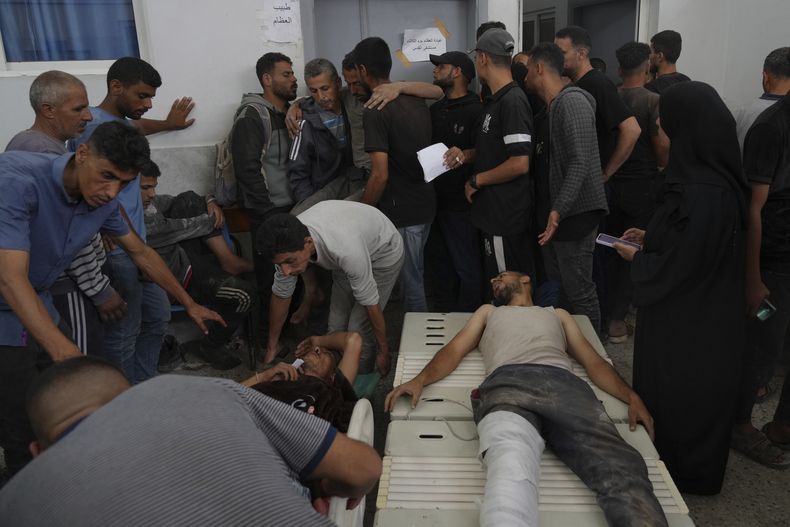 En la imagen, palestinos que resultaron heridos mientras trataban obtener ayuda humanitaria, llegan al hospital de al-Shifa, en la Ciudad de Gaza, el 11 de junio de 2025. (AP Foto/Jehad Alshrafi)