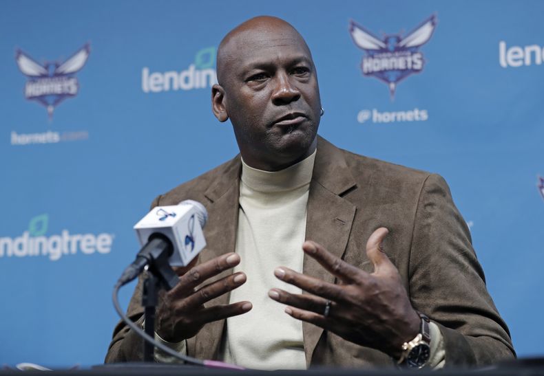 ARCHIVO - Michael Jordan, dueño de los Hornets de Charlotte, habla ante los medios de comunicación sobre recibir el Juego de Estrellas de la NBA, durante una conferencia de prensa el 12 de febrero de 2019, en Charlotte, Carolina del Norte. El Cuerpo de Gobernadores de la NBA aprueba la venta de Jordan de los Hornets de Charlotte a un grupo de propietarios encabezado por Gabe Plotkin y Rick Schnall, de acuerdo con una persona con conocimiento del tema que habló con The Associated Press el domingo 23 de julio de 2023. (AP Foto/Chuck Burton, Archivo)