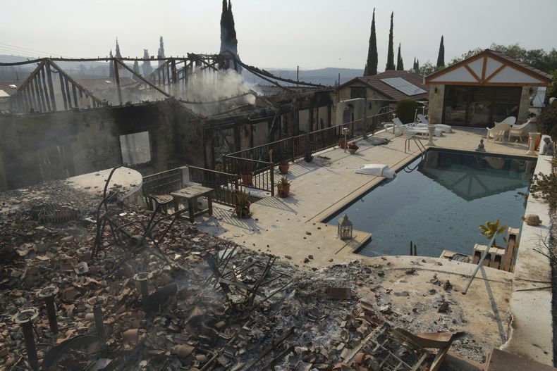 Casas quemadas en la aldea de Souni, Chipre, durante un enorme incendio forestal en el sur de la cordillera de Troodos, en la nación insular del Mediterráneo oriental, el jueves 24 de julio de 2025. (AP Foto/Petros Karadjias)