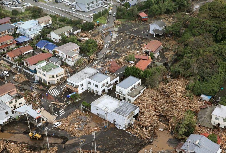 Casas destruidas en un &aacute;rea residencial en Oshima tras el paso de un poderoso tif&oacute;n en la isla Izu Oshima, Jap&oacute;n, el mi&eacute;rcoles 16 de octubre de 2013. (Foto AP/Kyodo News)
