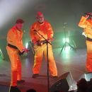 ARCHIVO - Gerald Casale, de izquierda a derecha, Josh Hager, Mark Mothersbaugh y Bob Mothersbaugh de Devo se presentan el 22 de enero de 2024 en Park City, Utah. (Foto AP/Chris Pizzello, archivo)