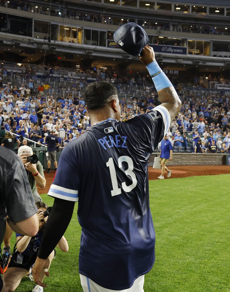 El venezolano Salvador Pérez agradece al público luego del triunfo de los Reales de Kansas City luego del triunfo sobre los Cachorros de Chicago, el viernes 26 de julio de 2024 (AP Foto/Colin E. Braley)
