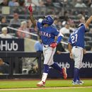 El cubano Adolis García, de los Rangers de Texas, festeja mientras recorre las bases tras conectar un jonrón de dos carreras para la ventaja al relevista de los Yanquis de Nueva York, Michael King, en la décima entrada del partido en Nueva York, el viernes 23 de junio de 2023. (AP Foto/John Minchillo)