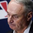 El comisionado de las Grandes Ligas Rob Manfred tras una reunión de los dueños de equipos, el jueves 16 de junio de 2013, en Nueva York. (AP Foto/John Minchillo)