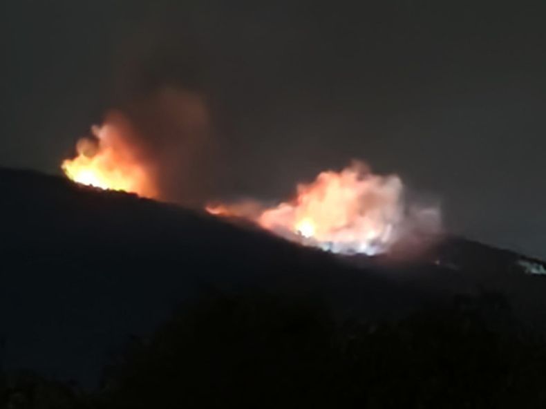 Llamas se elevan de un incendio en un depósito de municiones de la empresa EMCO cerca de Tsareva Livada, Bulgaria, el sábado 12 de septiembre de 2026. (Foto AP/Agencia BGNES)