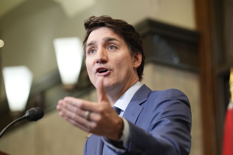El primer ministro canadiense Justin Trudeau sostiene una conferencia de prensa sobre los aranceles impuestos por Estados Unidos, en Ottawa, el martes 4 de marzo de 2025. (Adrian Wyld /The Canadian Press vía AP)