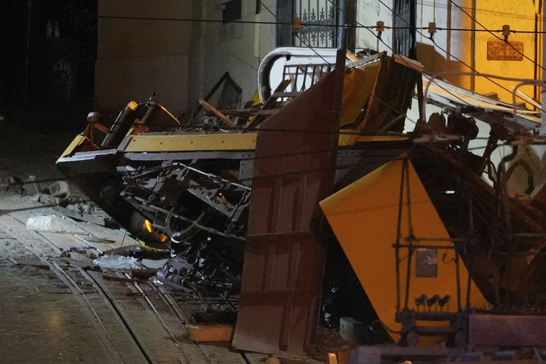 Una vista del lugar donde descarriló un funicular en Lisboa, Portugal, el miércoles 3 de septiembre de 2025. (AP Foto/Armando Franca)