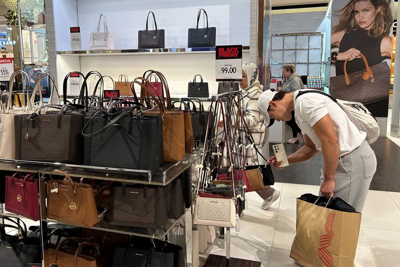 Foto tomada en una tienda Macy’s en Nueva York el 24 de noviembre del 2024. (Foto AP/Anne DInnocenzio)