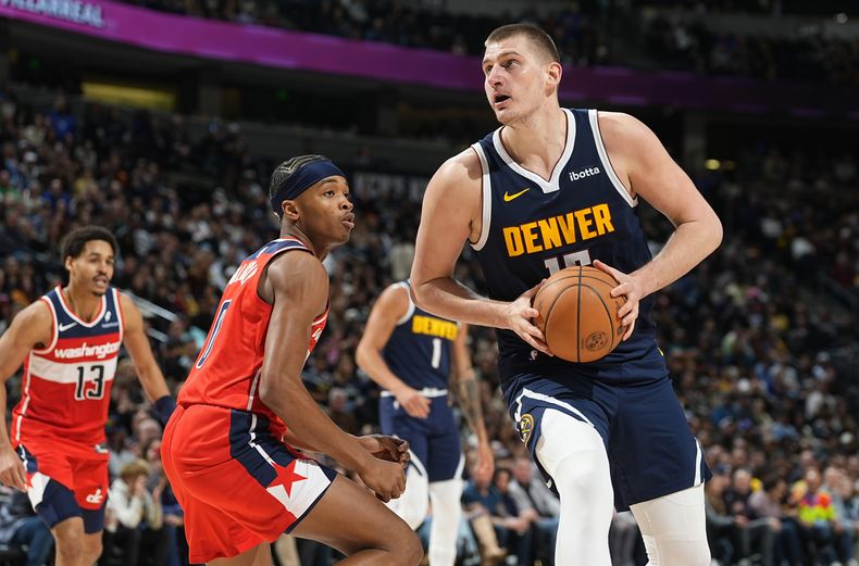 El serbio Nikola Jokic, de los Nuggets de Denver, avanza a la cesta frente a Bilal Coulibaly, de los Wizards de Washington, el jueves 22 de febrero de 2024 (AP Foto/David Zalubowski)