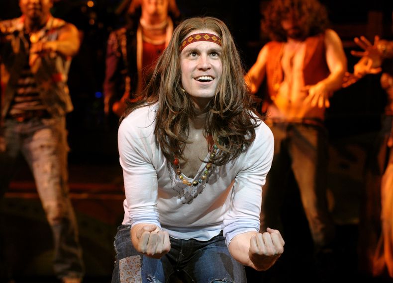 ARCHIVO - Gavin Creel actúa durante un ensayo general del musical de Broadway Hair en Nueva York el 5 de marzo de 2009. Creel murió el lunes de una forma rara y agresiva de cáncer. Tenía 48 años. (Foto AP/Peter Kramer, archivo)