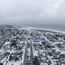 Esta imagen proporcionada por Michael Grimes, de 409 Dronegraphy, muestra nieve sobre Galveston, Texas, la mañana del 21 de enero de 2025. (Michael Grimes/409 Dronegraphy via AP)