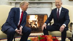 El presidente Joe Biden, derecha, sonríe en su reunión con el presidente electo Donald Trump en la Oficina Oval de la Casa Blanca, el miércoles 13 de noviembre de 2024, en Washington. (AP Foto/Evan Vucci)