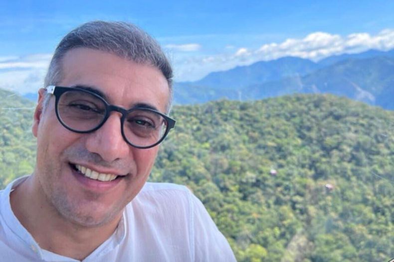 En esta imagen sin fecha, proporcionada por la familia Valizadeh, aparece Reza Valizadeh posando para un retrato. (Familia Valizadeh vía AP)