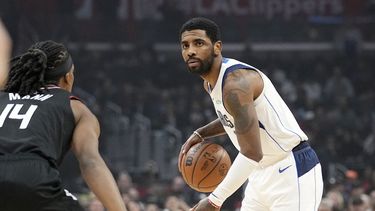 Irving anota 24 en su debut con Mavs, que ganan a Clippers