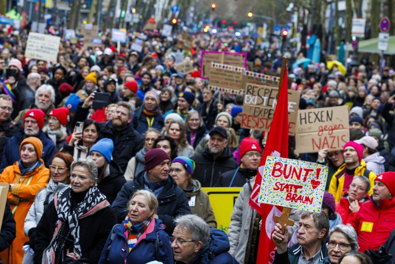 Manifestantes se congregan en una protesta en Colonia, Alemania, el sábado 25 de enero de 2025. (Christoph Reichwein/dpa vía AP)