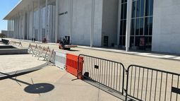 Barreras colocadas frente al Centro John F. Kennedy para las Artes Escénicas el miércoles 16 de septiembre de 2026, en Washington. (Foto AP/Nathan Ellgren)