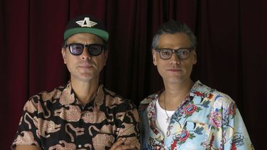 El vocalista Clemente Castillo, izquierda, y el guitarrista Flip Tamez de la banda mexicana Jumbo posan para un retrato durante una entrevista en la Ciudad de México el 5 de septiembre de 2023. (Foto AP/Berenice Bautista)
