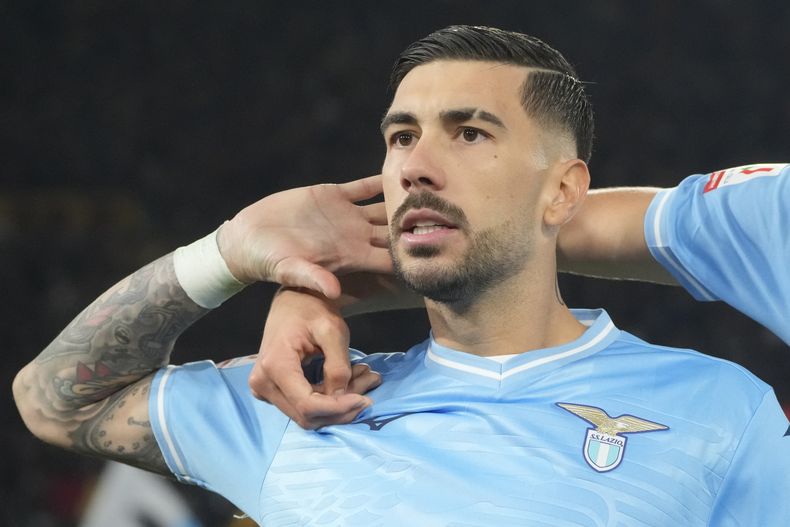 Mattia Zaccagni celebra tras anotar el gol de Lazio para la victoria 1-0 ante la Roma en los cuartos de final de la Copa Italia, el miércoles 10 de enero de 2024. (AP Foto/Gregorio Borgia)