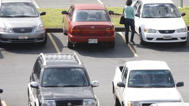 joven dispara contra sujetos que intentaban hurtar su auto