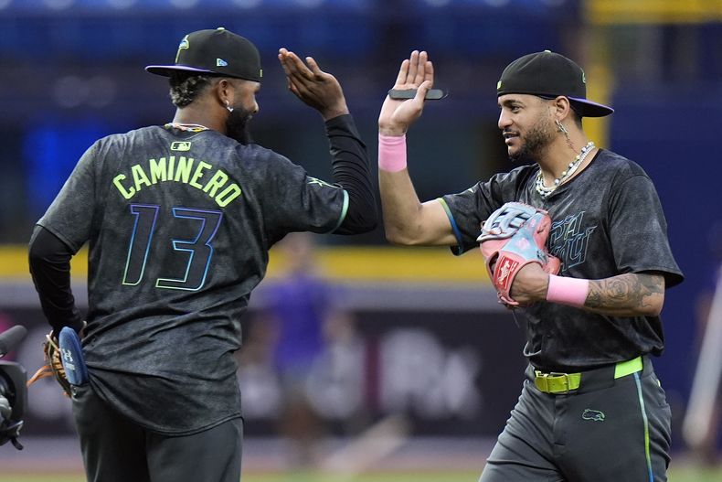 Los dominicanos de los Rays de Tampa Bay; José Siri y Junior Caminero (13) celebran luego del triunfo del equipo sobre los Padres de San Diego durante el juego de béisbol el sábado 31 de agosto de 2024, en San Petersburgo, Florida. (AP Foto/Chris OMeara)