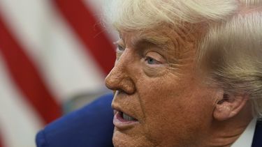 El presidente Donald Trump habla en la Oficina Oval de la Casa Blanca, el martes 20 de mayo de 2025, en Washington. (AP Foto/Alex Brandon)