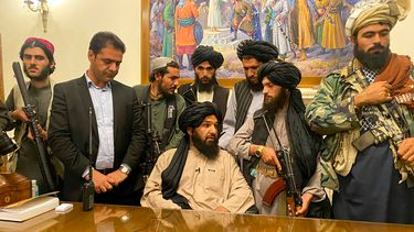 en su primera conferencia de prensa, el taliban dice que afganistan ha sido emancipado, no busca venganza