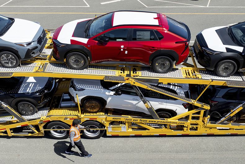 Autos se encuentran en una nodriza en una instalación de almacenaje vehicular en el Puerto de Richmond, California, el jueves 3 de abril de 2025. (AP Foto/Noah Berger)