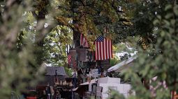 El patio trasero de la vivienda donde el propietario mató a puñaladas a un niño de 6 años e hirió a la madre del chico, en Plainfield, Illinois, el 15 de octubre de 2023. (Armando L. Sanchez/Chicago Tribune via AP)