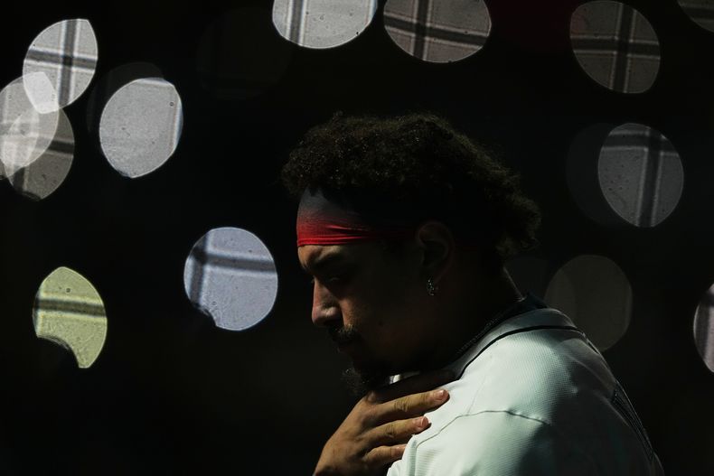El primera base de los Marineros de Seattle, Josh Naylor, camina sobre el campo durante la novena entrada en el Juego 2 de la Serie Divisional de la Liga Americana de béisbol contra los Tigres de Detroit, el domingo 5 de octubre de 2025, en Seattle. (AP Photo/Lindsey Wasson)