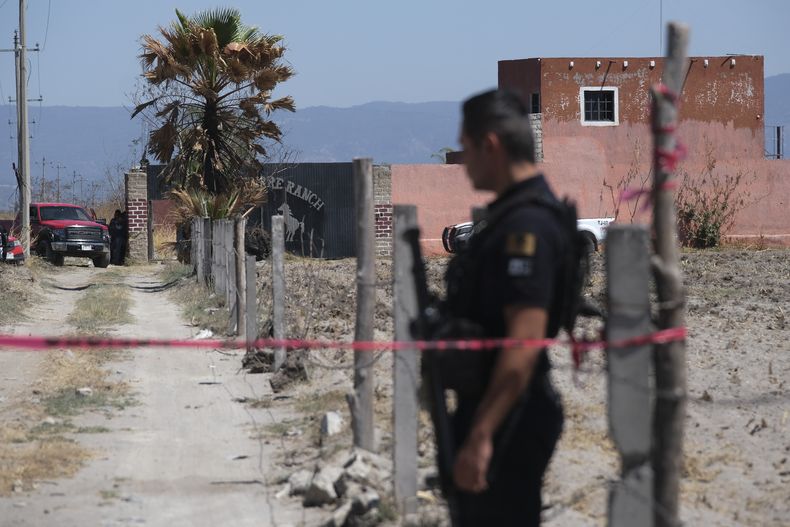 Policías custodian el acceso al Rancho Izaguirre en Teuchitlán, Jalisco, México, el martes 11 de marzo de 2025. (Foto AP/Alfredo Moya)