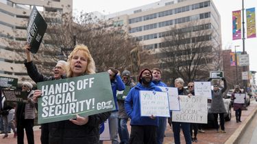 Manifestantes reunidos fuera de la corte federal Edward A. Garmatz, el viernes 14 de marzo de 2025, en Baltimore, antes de una audiencia respecto al acceso del Departamento de Eficiencia Gubernamental a datos del Seguro Social. (AP Foto/Stephanie Scarbrough)
