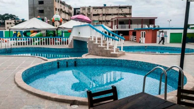 En la prisión de Tocorón, construyeron una piscina y juegos infantiles. Los presos deben pagar al pran para acceder a este tipo de lujos (Connectas)