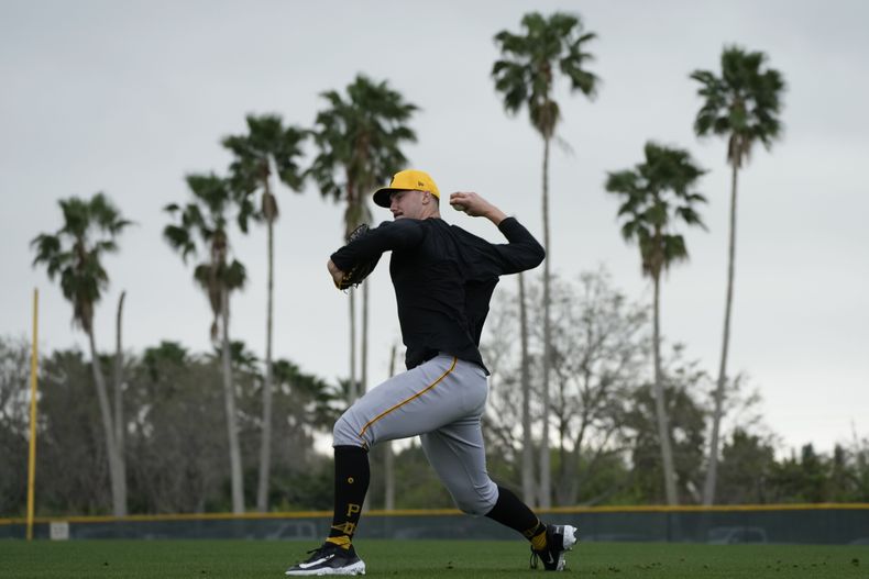 Paul Skenes, pitcher de los Piratas de Pittsburgh, lanza en un entrenamiento de pretemporada el sábado 17 de febrero de 2024, en Bradenton, Florida (AP Foto/Charlie Neibergall)