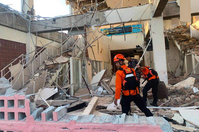 En esta imagen publicada por la Agencia Nacional Indonesia de Búsqueda y Rescate (BASARNAS), rescatistas buscan víctimas en un edificio dañado tras un sismo en Maumere, en la provincia de Nusa Tenggara Oriental, Indonesia, el sábado 15 de agosto de 2026. (BASARNAS via AP)