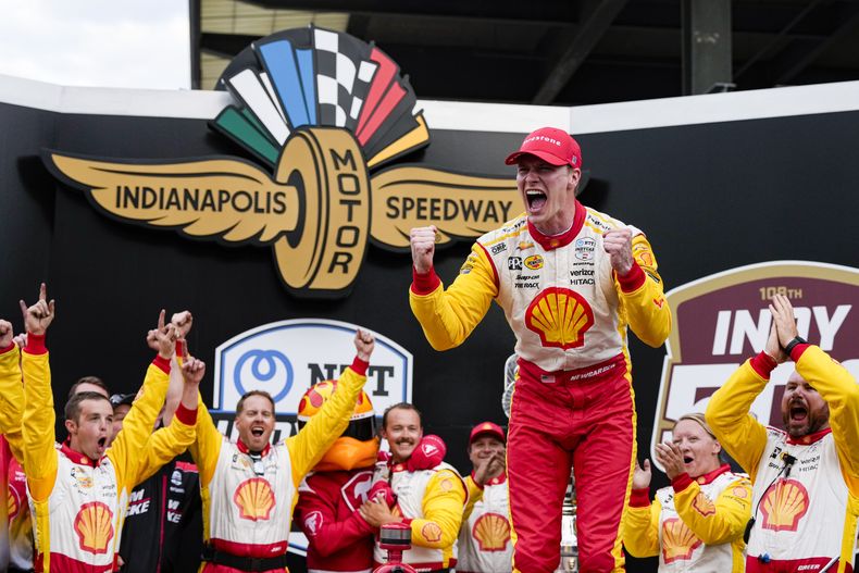 Josef Newgarden celebra luego de conquistar la carrera de las 500 millas de Indianápolis en el Circuito Motor de Indianápolis, el domingo 26 de mayo de 2024. (AP Foto/Michael Conroy)