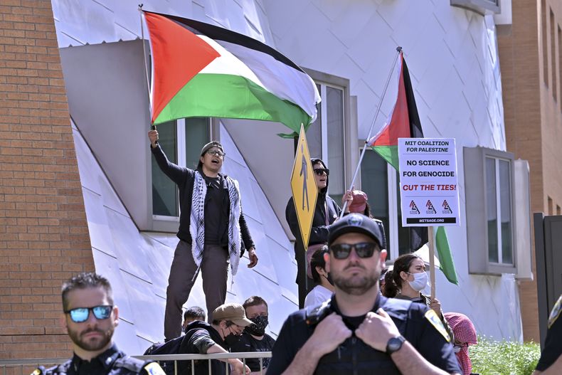 Manifestantes propalestinos ondean banderas afuera del Stata Center en el MIT, el jueves 9 de mayo de 2024, en Cambridge, Massachusetts. (AP Foto/Josh Reynolds)