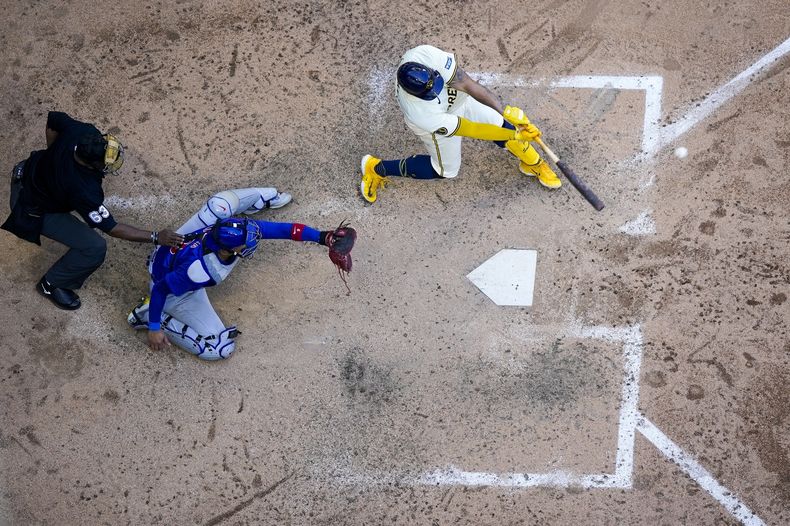 Gary Sánchez, de los Cerveceros de Milwaukee, batea jonrón de dos carreras durante la octava entrada del juego de béisbol en contra de los Cachorros de Chicago, el jueves 30 de mayo de 2024, en Milwaukee. (AP Foto/Morry Gash)