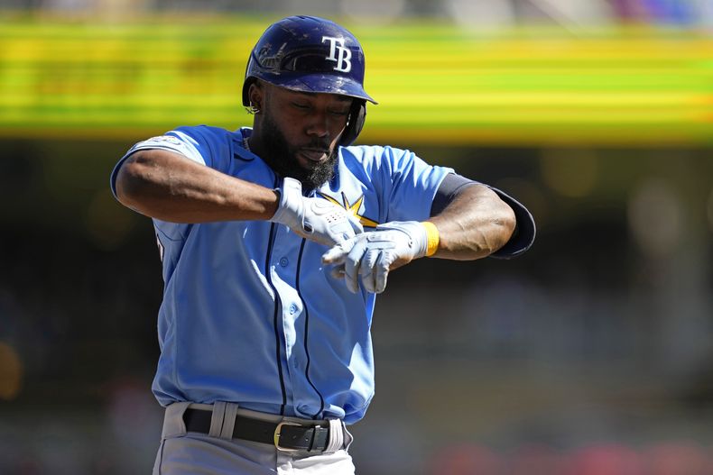 Randy Arozarena de los Rays de Tampa Bay celebra tras batear un jonrón ante los Mellizos de Minnesota, el miércoles 13 de septiembre de 2023, en Minneapolis. (AP Foto/Abbie Parr)
