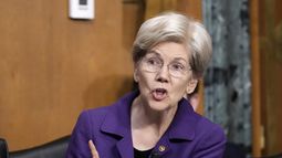 ARCHIVO - La senadora Elizabeth Warren habla durante una audiencia en el Capitolio, en Washington, el viernes 14 de marzo de 2025. (AP Foto/Ben Curtis, Archivo)