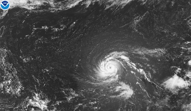 Esta imagen satelital de la Oficina Nacional de Administración Oceánica y Atmosférica (NOAA) muestra al tifón Bavi al este de Guam, un territorio insular de Estados Unidos en el Pacífico, el viernes 3 de julio de 2026. (NOAA vía AP)