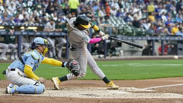 El dominicano Esteury Ruiz, de los Atléticos de Oakland batea un sencillo productor en el segundo inning del juego ante los Cerveceros de Milwaukee, el viernes 9 de junio de 2023 (AP Foto/Morry Gash)