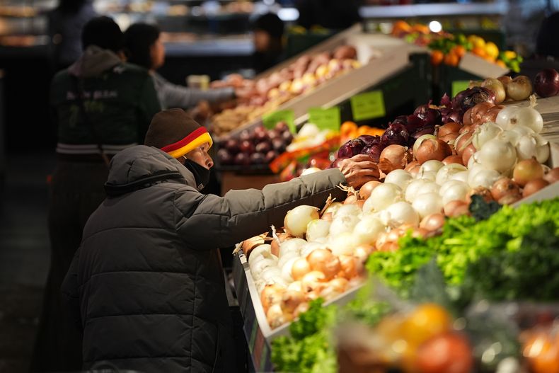 Varios clientes compran en el Reading Terminal Market de Filadelfia, el miércoles 29 de octubre de 2025. (AP Foto/Matt Rourke)