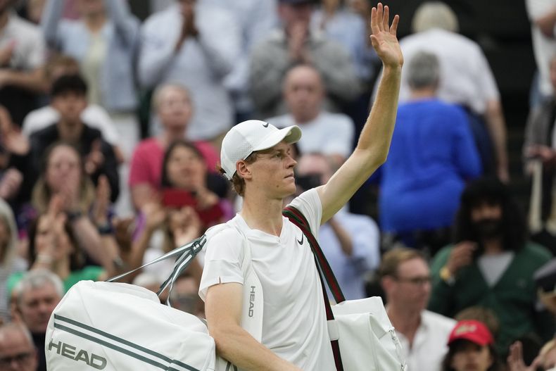 El italiano Jannik Sinner saluda a los aficionados al salir de la cancha tras su derrota en cuartos de final ante el ruso Daniil Medvedev en Wimbledon el martes 9 de julio del 2024. (AP Foto/Alberto Pezzali)