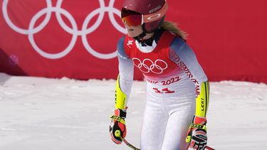 Shaun White se despide sin medallas, Shiffrin llega a meta