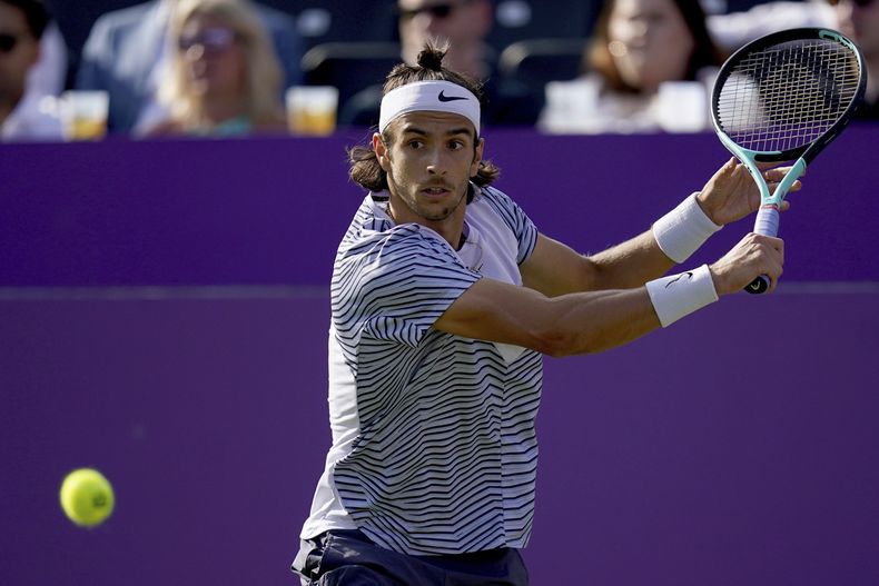 Lorenzo Musetti devuelve ante Jan Choinski por la primera ronda del torneo Queens Club en Londres, el lunes 19 de junio de 2023. (Adam Davy/PA vía AP)